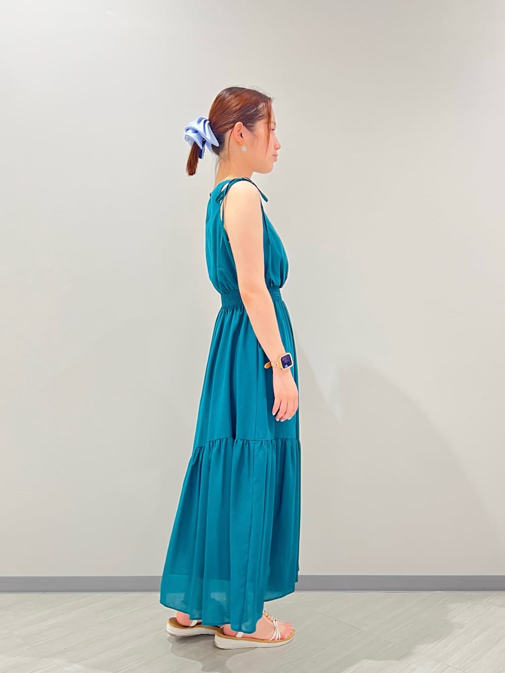 ベージュ系のトートバッグ、グリーン系のワンピースを着用したレディースの夏コーディネートの3枚目の写真