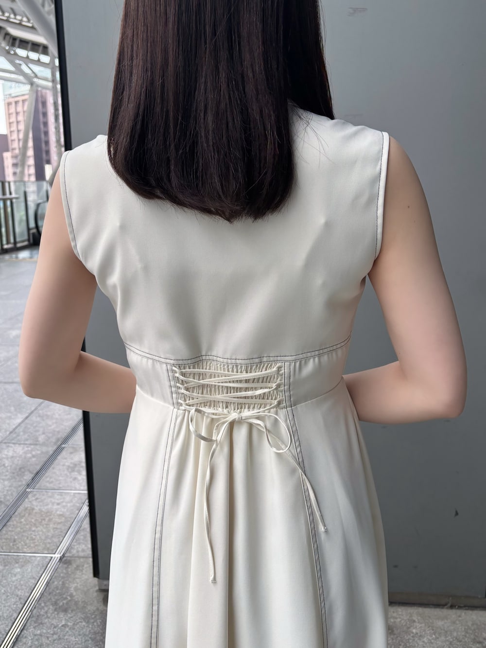 ホワイト系のワンピースを着用したレディースの夏コーディネートの4枚目の写真