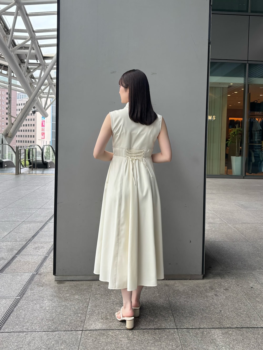 ホワイト系のワンピースを着用したレディースの夏コーディネートの3枚目の写真