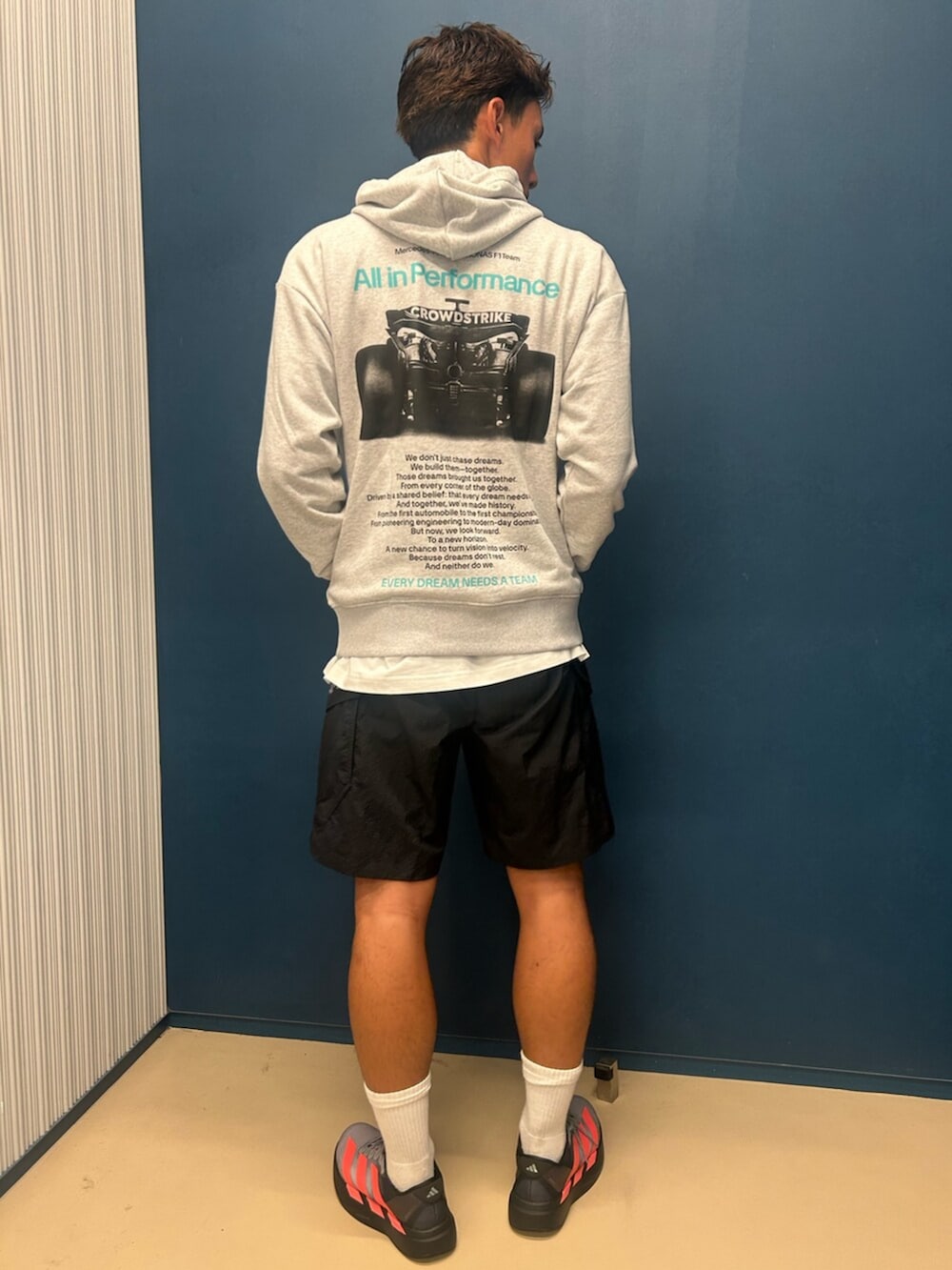 グレー系のトップス、ブラック系のエコバッグ/サブバッグ、ブラック系のパンツを着用したメンズの秋コーディネートの2枚目の写真