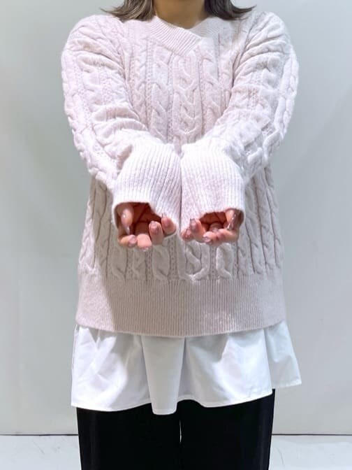 ピンク系のニット/セーター、ホワイト系のTシャツ/カットソー、ブラック系のその他パンツを着用したレディースの冬コーディネートの7枚目の写真
