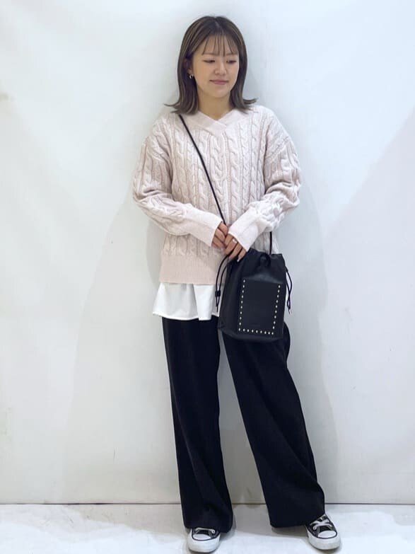 ピンク系のニット/セーター、ホワイト系のTシャツ/カットソー、ブラック系のその他パンツを着用したレディースの冬コーディネートの2枚目の写真