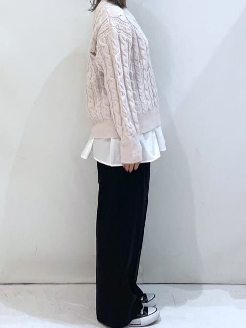 ピンク系のニット/セーター、ホワイト系のTシャツ/カットソー、ブラック系のその他パンツを着用したレディースの冬コーディネートの4枚目の写真