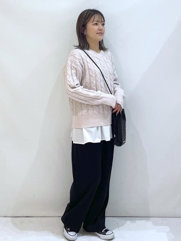 ピンク系のニット/セーター、ホワイト系のTシャツ/カットソー、ブラック系のその他パンツを着用したレディースの冬コーディネートの3枚目の写真