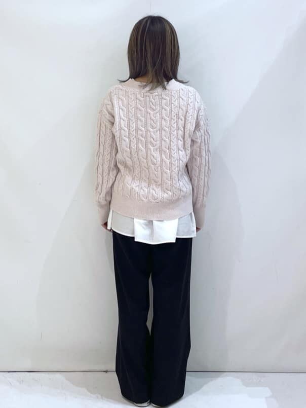 ピンク系のニット/セーター、ホワイト系のTシャツ/カットソー、ブラック系のその他パンツを着用したレディースの冬コーディネートの5枚目の写真
