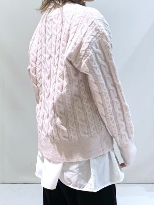 ピンク系のニット/セーター、ホワイト系のTシャツ/カットソー、ブラック系のその他パンツを着用したレディースの冬コーディネートの6枚目の写真
