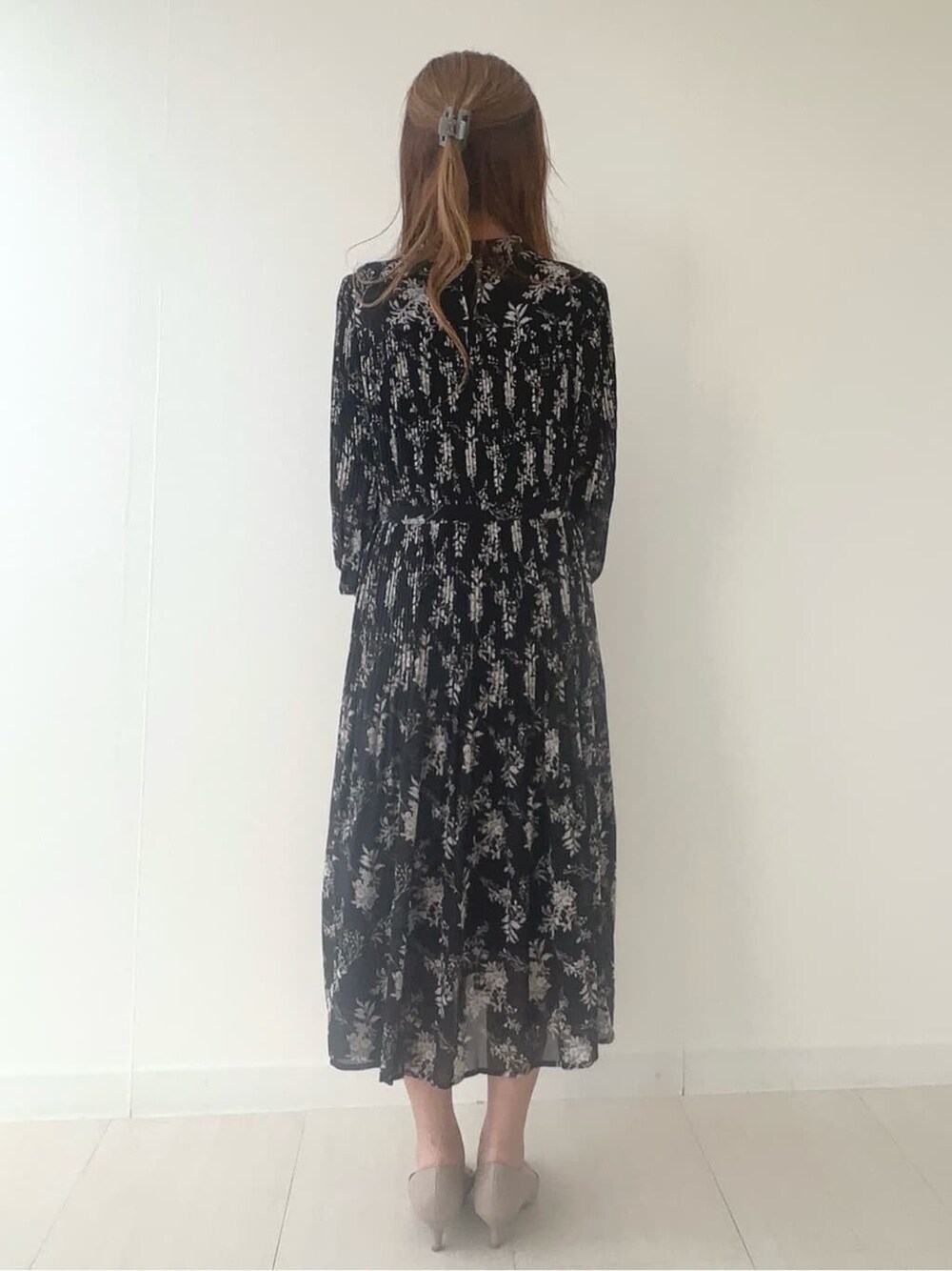 ベージュ系のトートバッグ、ホワイト系のシャツ/ブラウス、ベージュ系のパンプスを着用したレディースの冬コーディネートの3枚目の写真