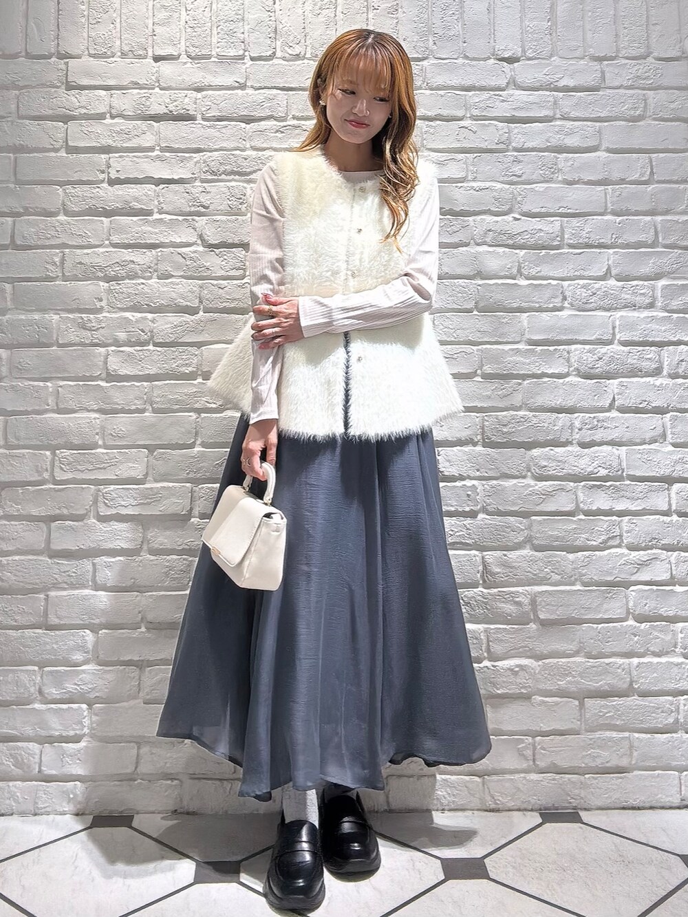 ベージュ系のTシャツ/カットソー、ホワイト系のショルダーバッグを着用したレディースの秋コーディネートの2枚目の写真