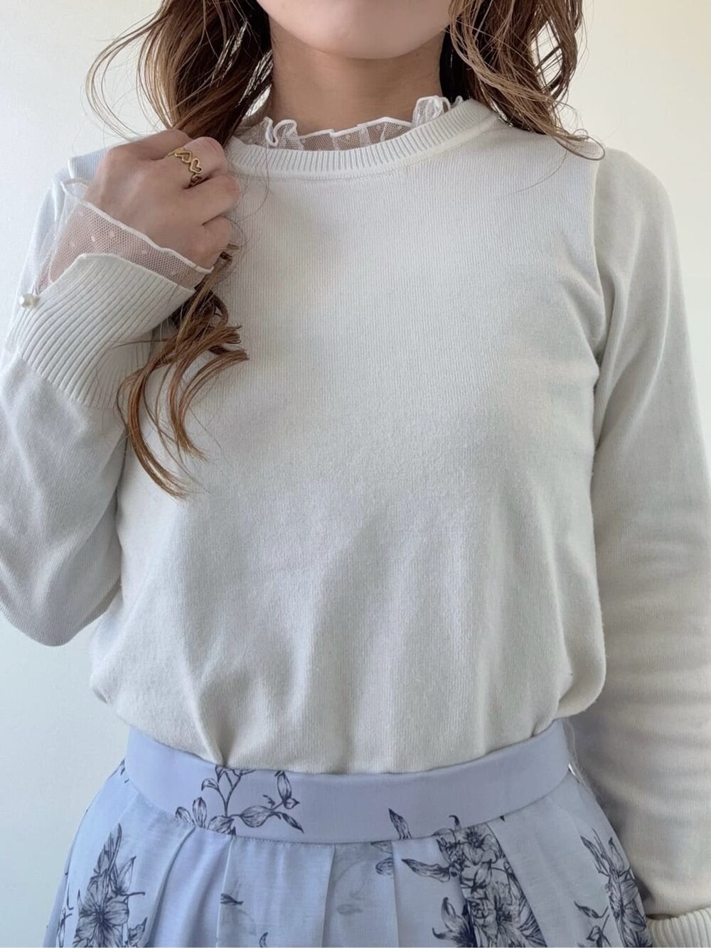 ゴールド系のパンプス、ブルー系のスカート、ホワイト系のニット/セーターを着用したレディースの春コーディネートの4枚目の写真