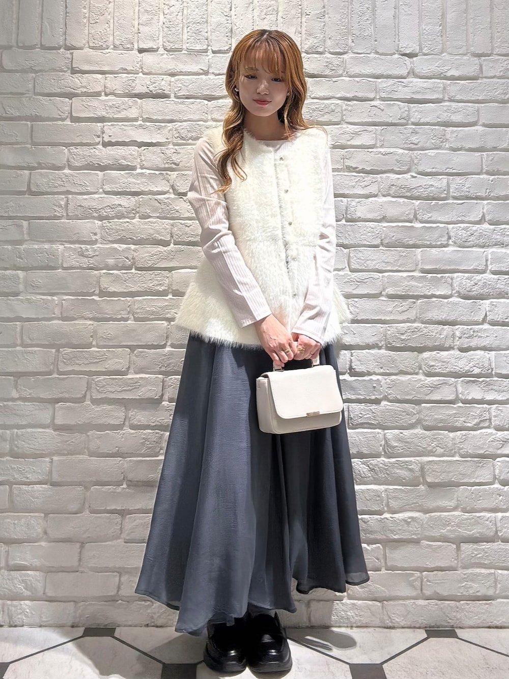 ベージュ系のTシャツ/カットソー、ホワイト系のショルダーバッグを着用したレディースの秋コーディネートの5枚目の写真
