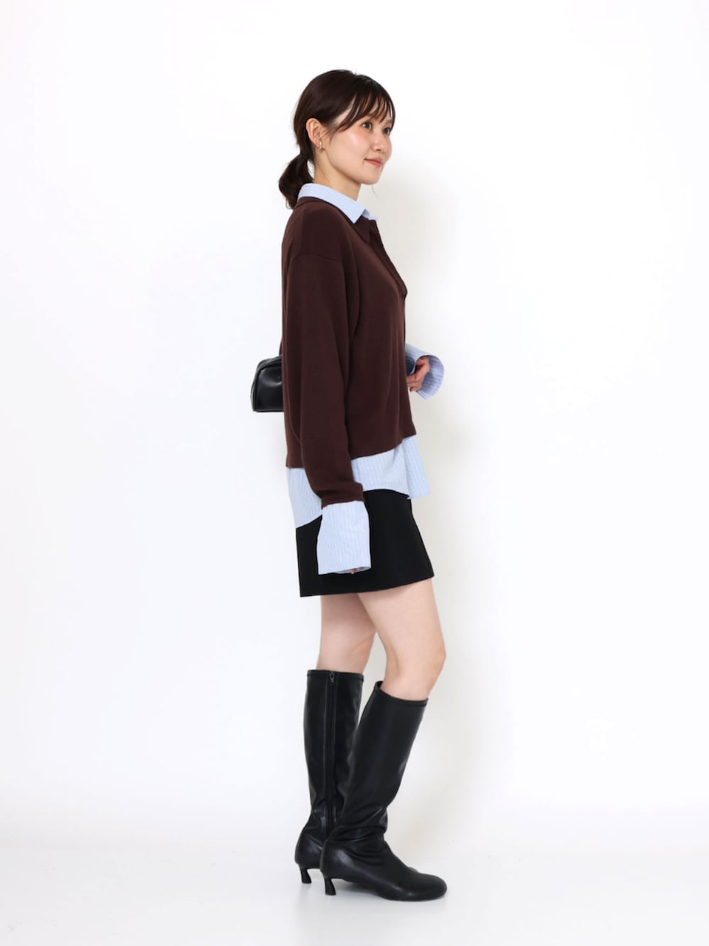 ブラック系のブーツ、ブラック系のその他パンツ、ブラウン系のニット/セーターを着用したレディースの秋コーディネートの2枚目の写真