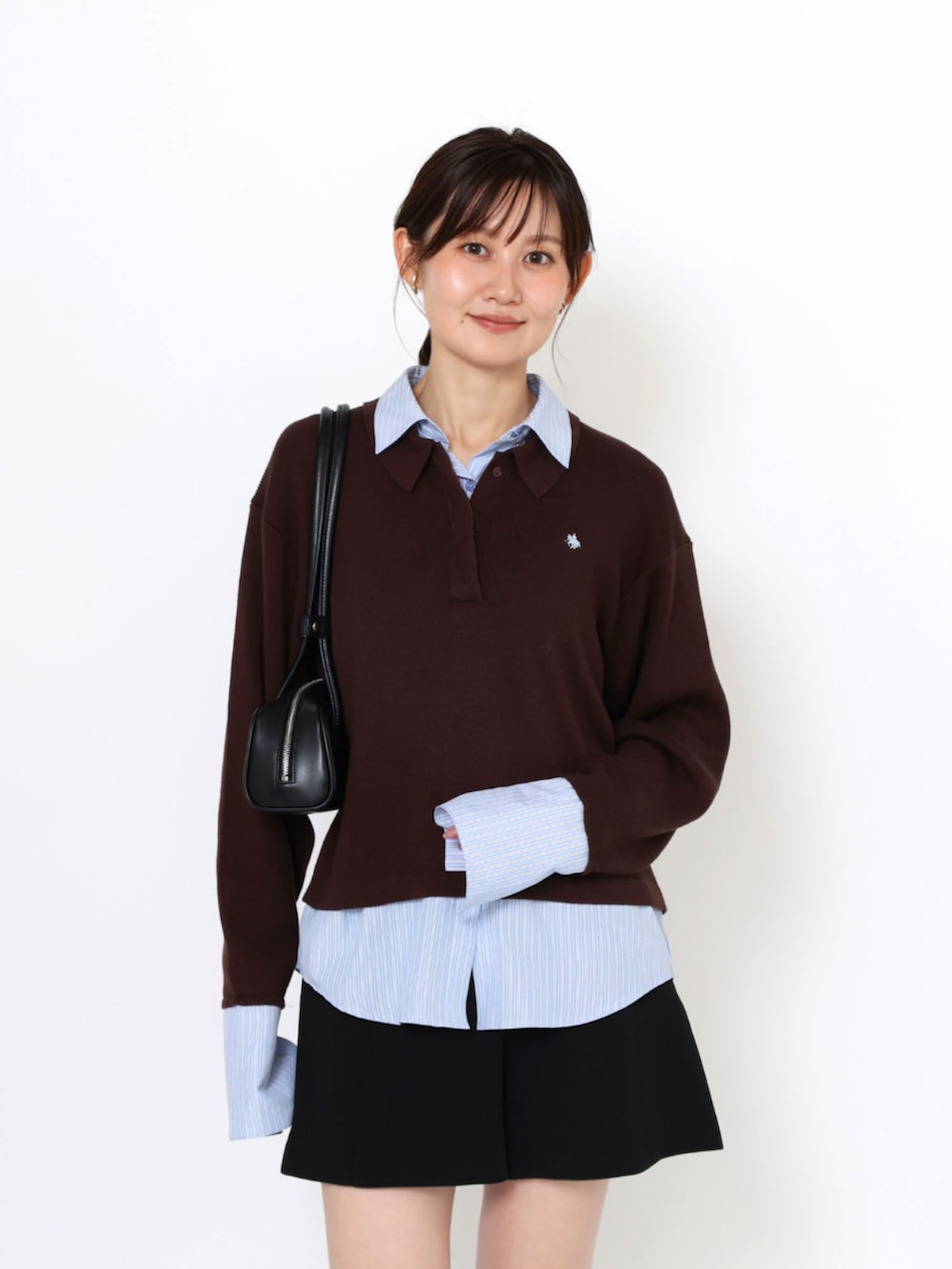 ブラック系のブーツ、ブラック系のその他パンツ、ブラウン系のニット/セーターを着用したレディースの秋コーディネートの4枚目の写真