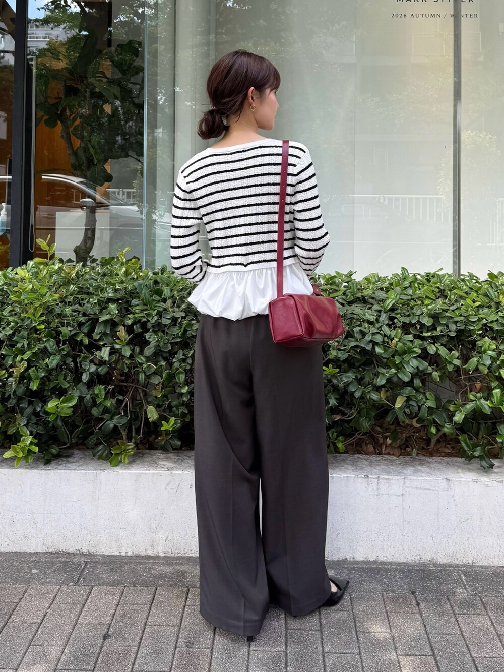 グレー系のその他パンツ、その他のカーディガン/ボレロ、レッド系のハンドバッグを着用したレディースの秋コーディネートの3枚目の写真