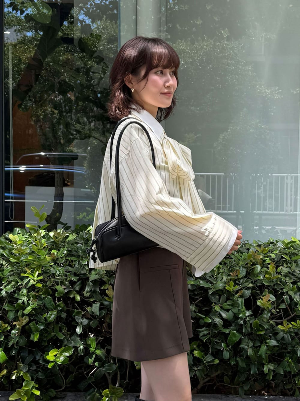 ブラック系のブーツ、イエロー系のシャツ/ブラウス、ブラウン系のテーラードジャケットを着用したレディースの秋コーディネートの6枚目の写真