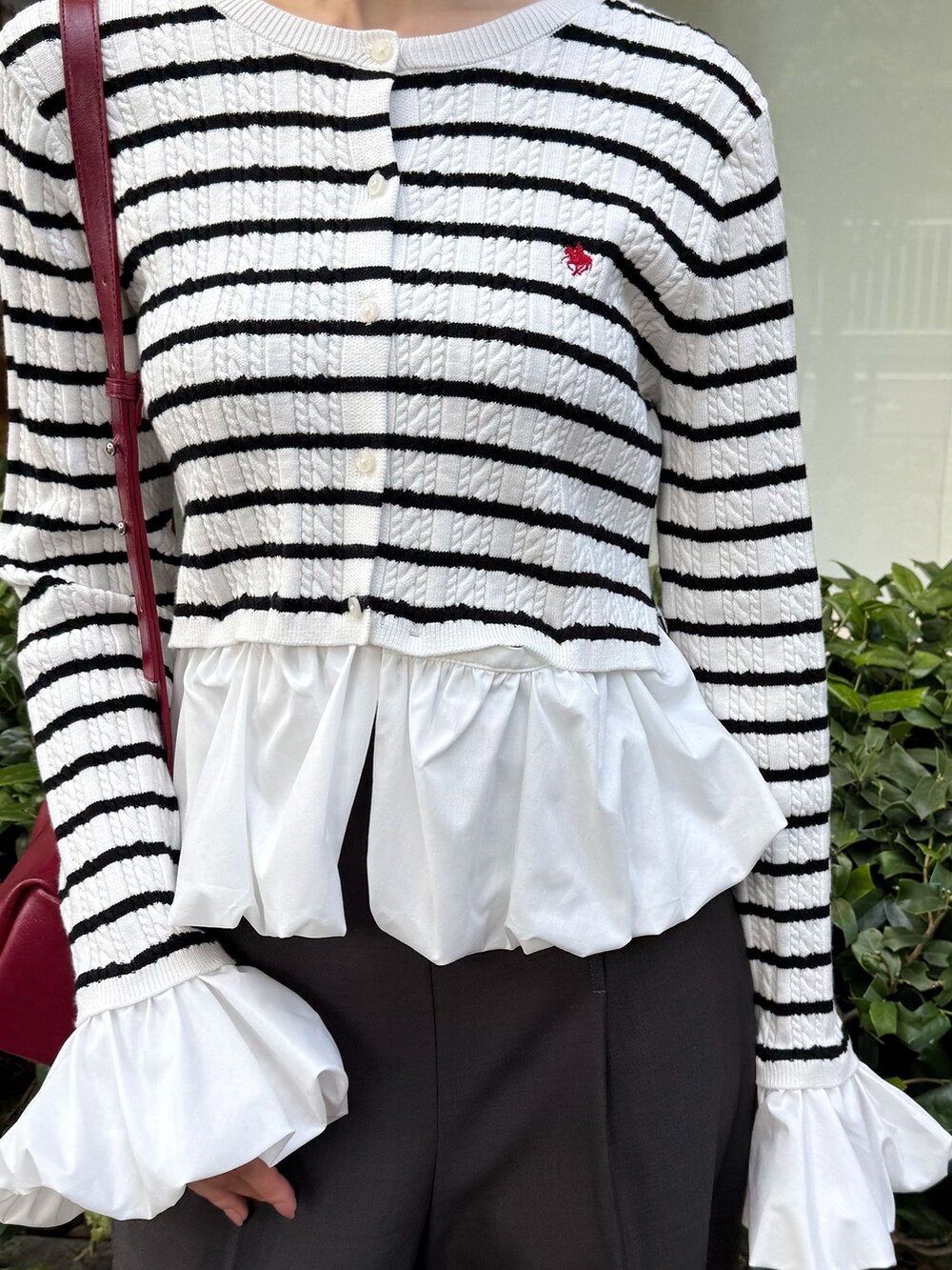 グレー系のその他パンツ、その他のカーディガン/ボレロ、レッド系のハンドバッグを着用したレディースの秋コーディネートの4枚目の写真