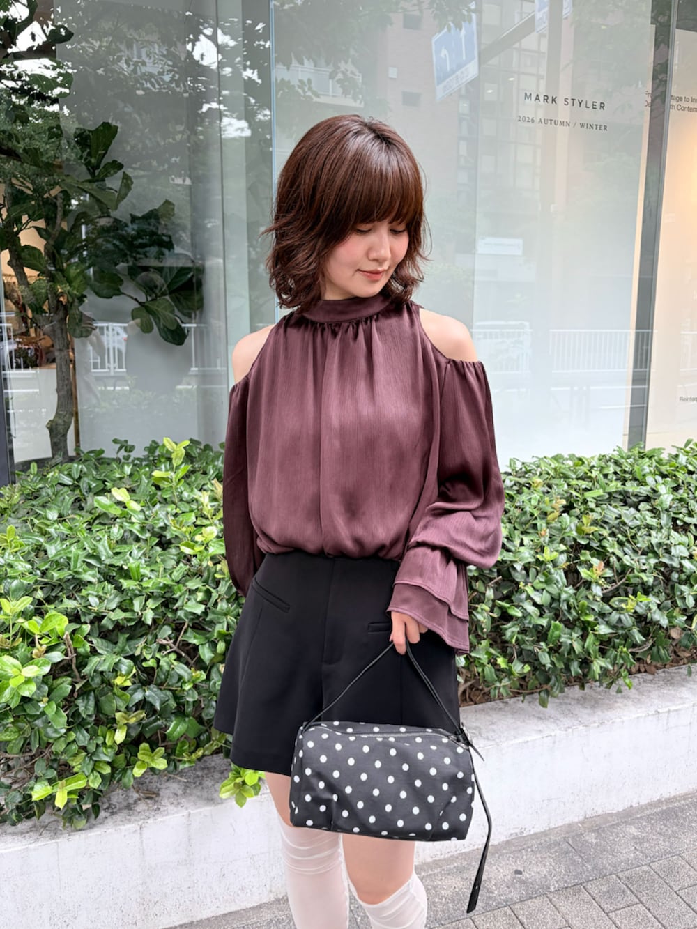 ブラック系のハンドバッグ、ブラック系のその他パンツ、ブラウン系のシャツ/ブラウスを着用したレディースの秋コーディネートの5枚目の写真