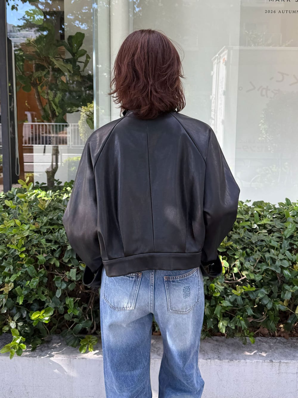 ブルー系のニット/セーター、ブラック系のブルゾン、ブルー系のデニムパンツを着用したレディースの秋コーディネートの10枚目の写真