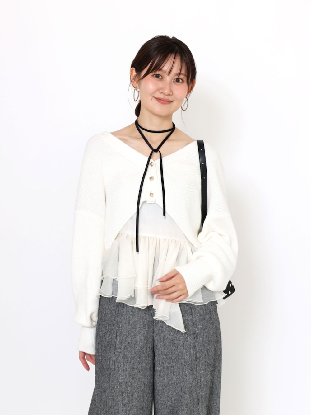 ブラック系のハンドバッグ、ブラック系のその他パンツ、ブラック系のパンプスを着用したレディースの秋コーディネートの4枚目の写真