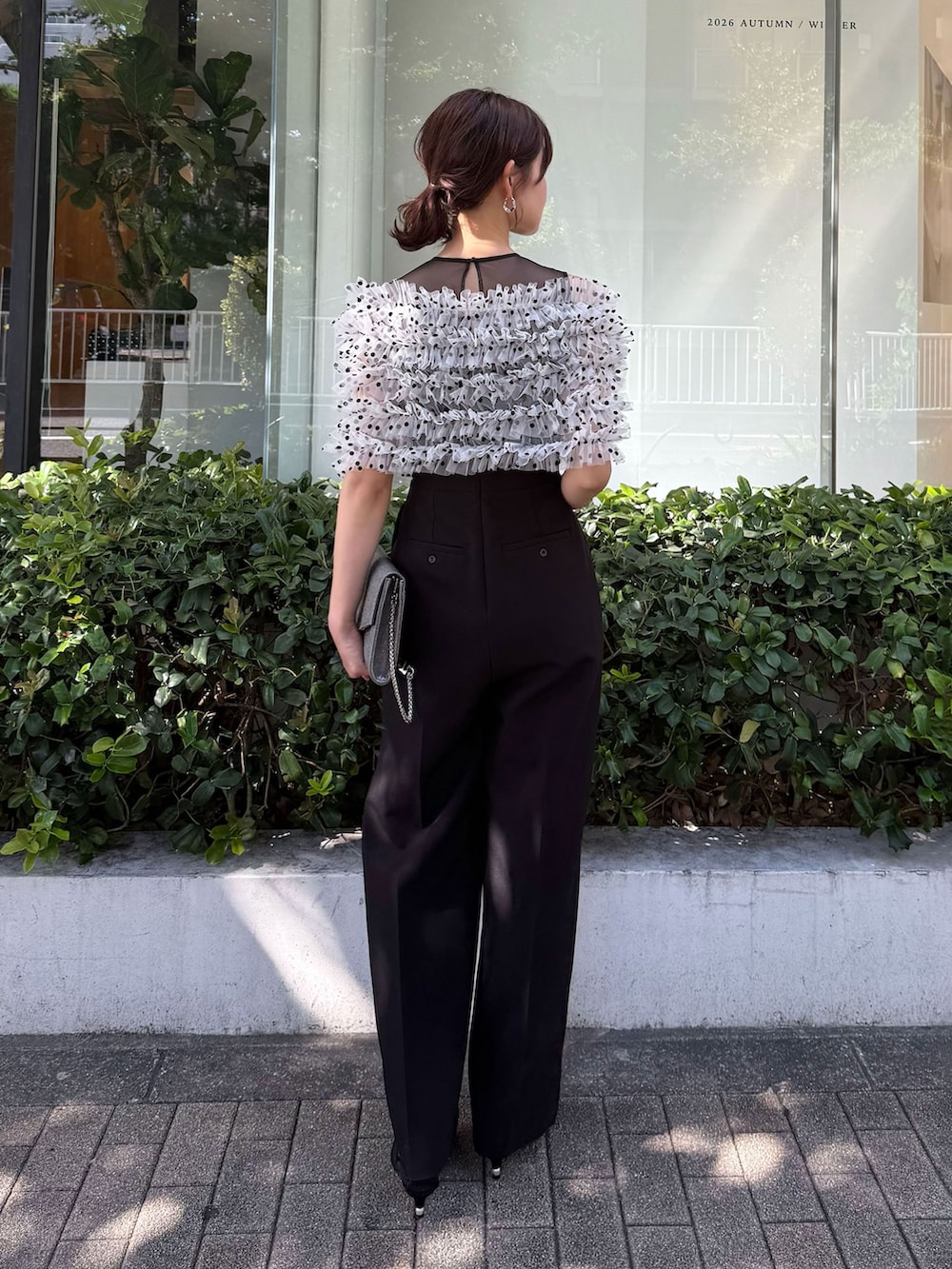 ブラック系のパンプス、その他のパンツドレス、シルバー系のピアス（両耳用）を着用したレディースの夏コーディネートの4枚目の写真