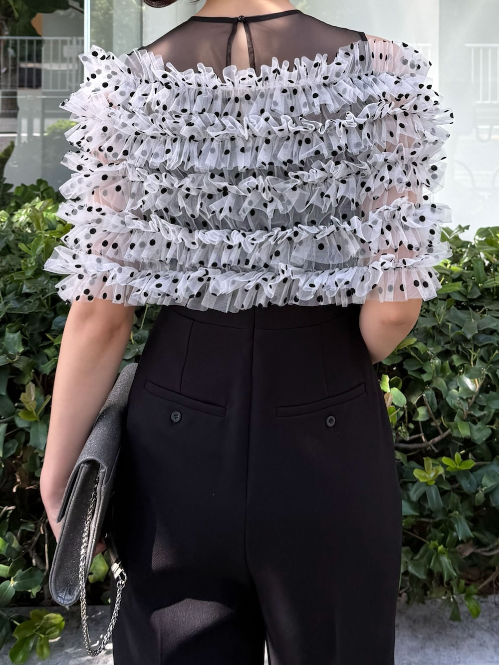 ブラック系のパンプス、その他のパンツドレス、シルバー系のピアス（両耳用）を着用したレディースの夏コーディネートの5枚目の写真