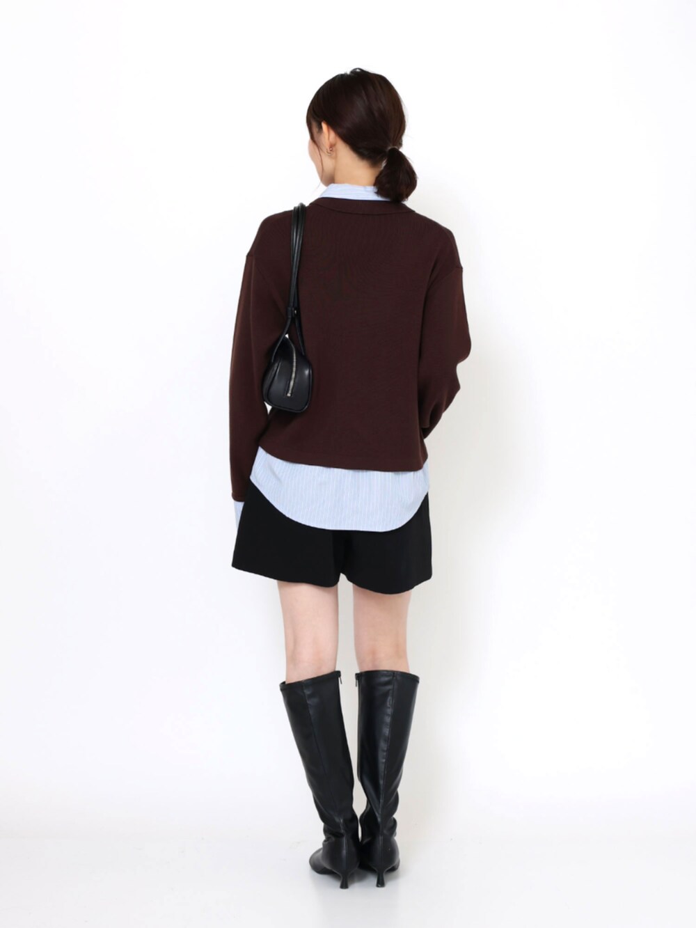 ブラック系のブーツ、ブラック系のその他パンツ、ブラウン系のニット/セーターを着用したレディースの秋コーディネートの3枚目の写真