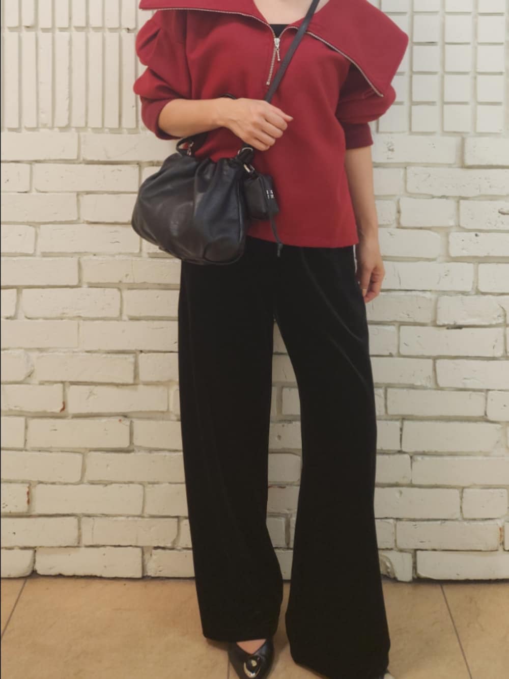 ブラック系のショルダーバッグ、ブラック系のチャームを着用したレディースの秋コーディネートの2枚目の写真