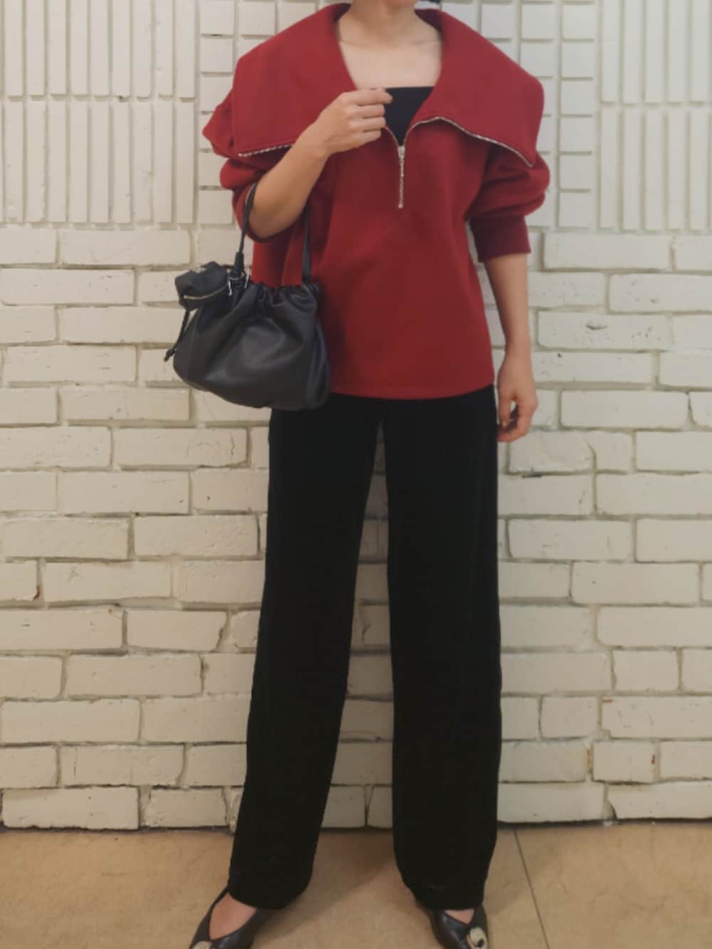 ブラック系のショルダーバッグ、ブラック系のチャームを着用したレディースの秋コーディネートの5枚目の写真