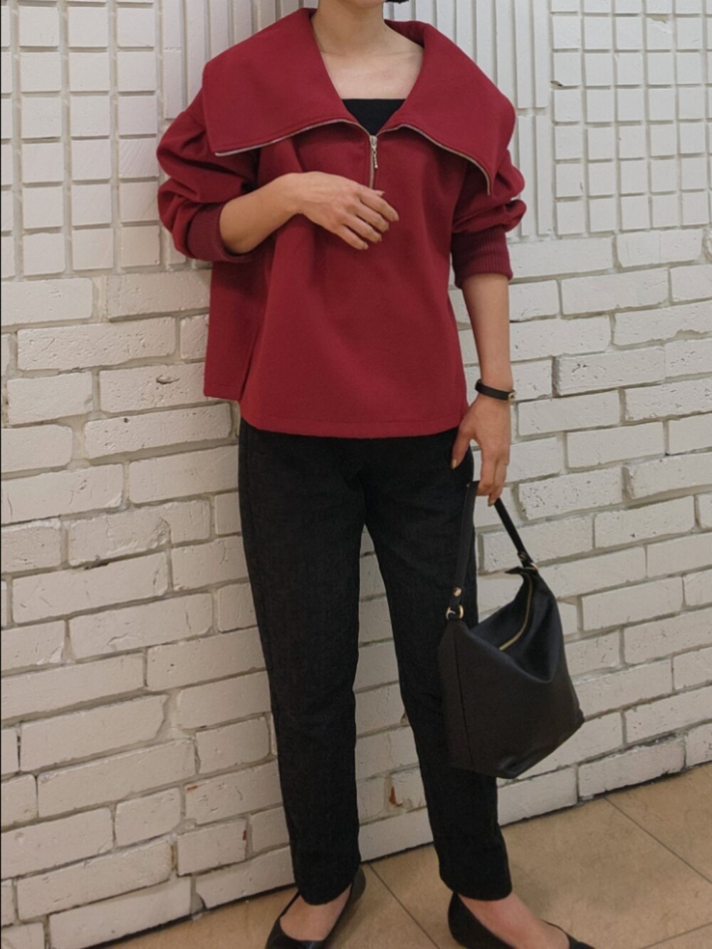 ブラック系のショルダーバッグを着用したレディースの秋コーディネートの8枚目の写真