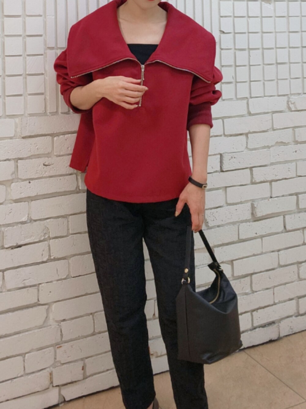 ブラック系のショルダーバッグを着用したレディースの秋コーディネートの9枚目の写真