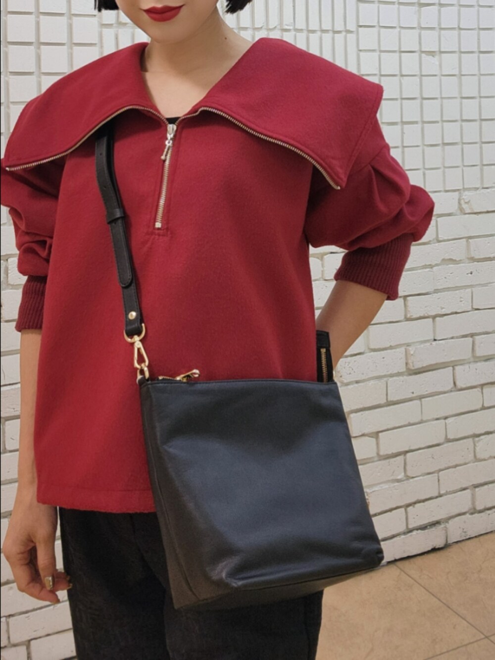 ブラック系のショルダーバッグを着用したレディースの秋コーディネートの4枚目の写真