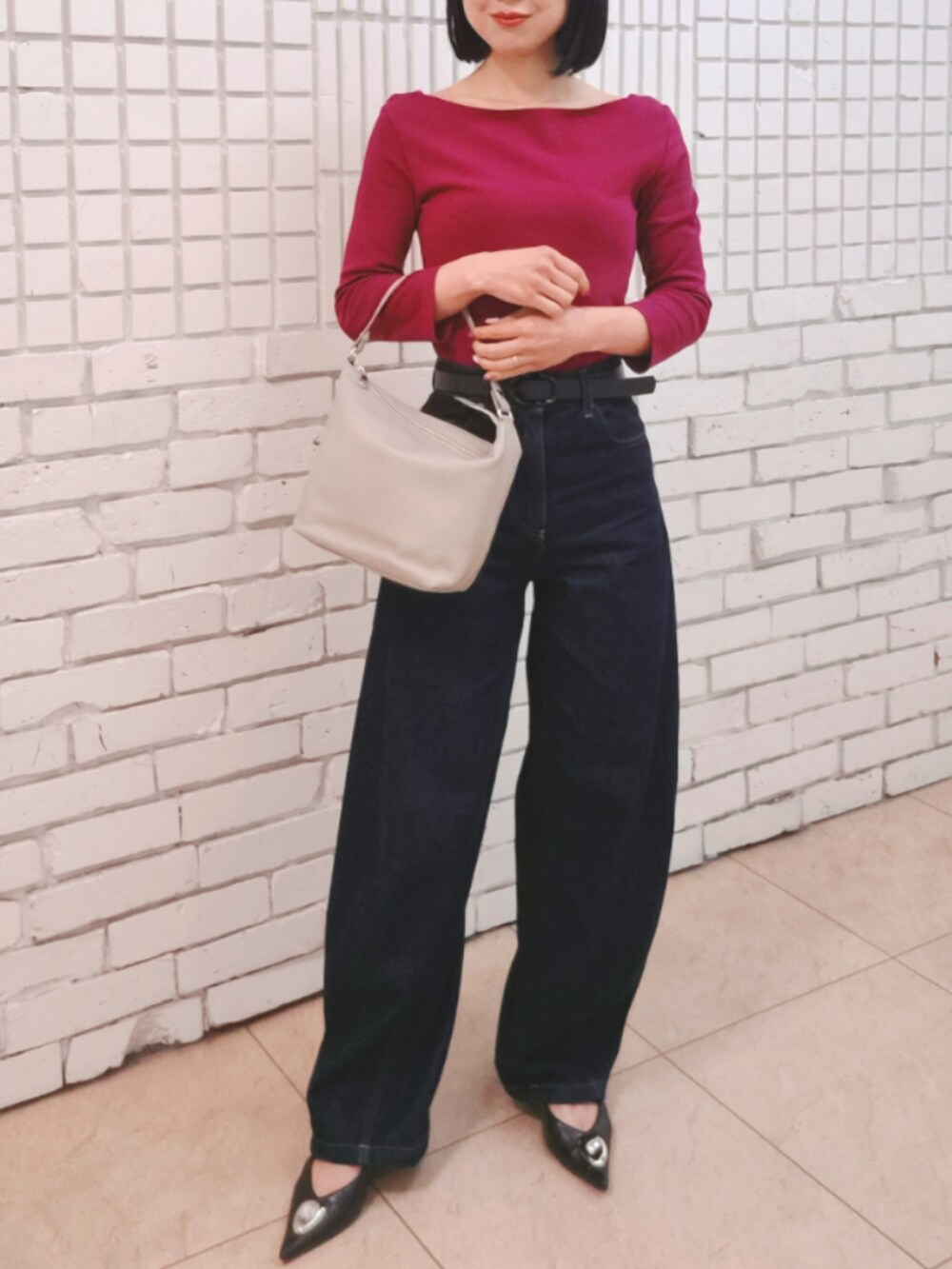 グレー系のショルダーバッグを着用したレディースの冬コーディネートの2枚目の写真