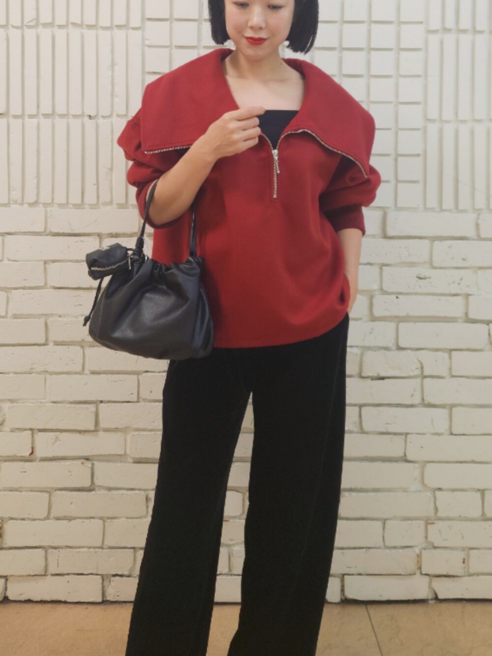 ブラック系のショルダーバッグ、ブラック系のチャームを着用したレディースの秋コーディネートの6枚目の写真