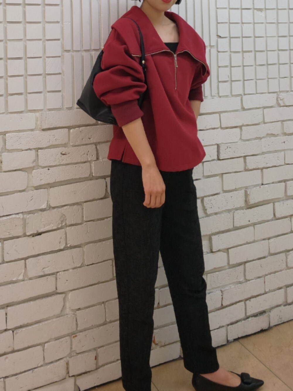 ブラック系のショルダーバッグを着用したレディースの秋コーディネートの6枚目の写真