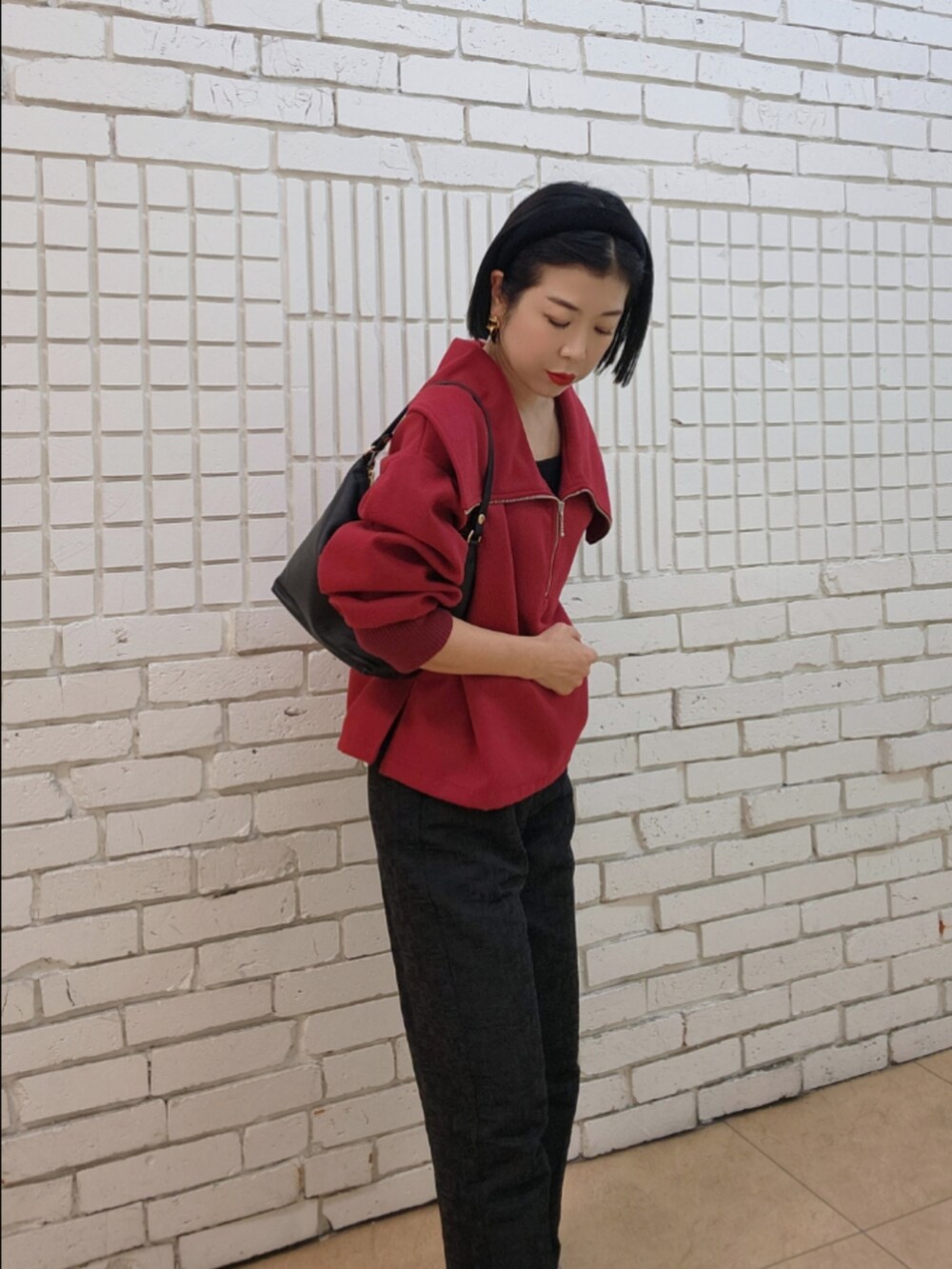 ブラック系のショルダーバッグを着用したレディースの秋コーディネートの5枚目の写真