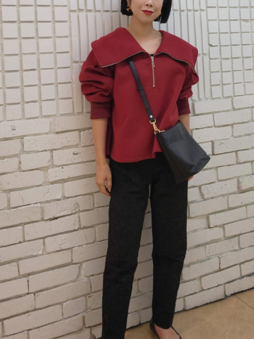 ブラック系のショルダーバッグを着用したレディースの秋コーディネートの3枚目の写真