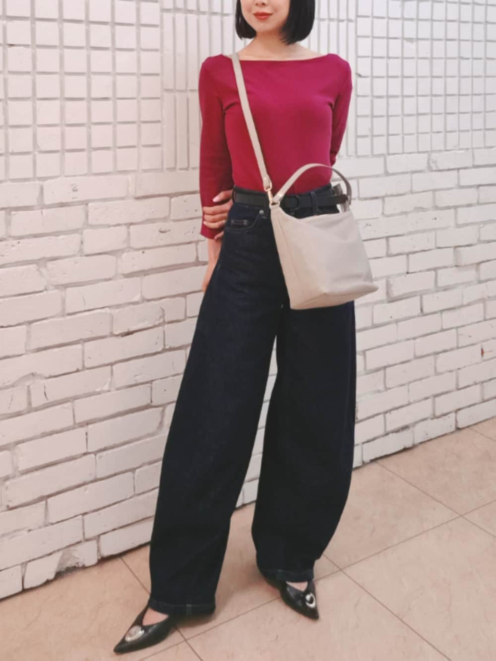 グレー系のショルダーバッグを着用したレディースの冬コーディネートの4枚目の写真