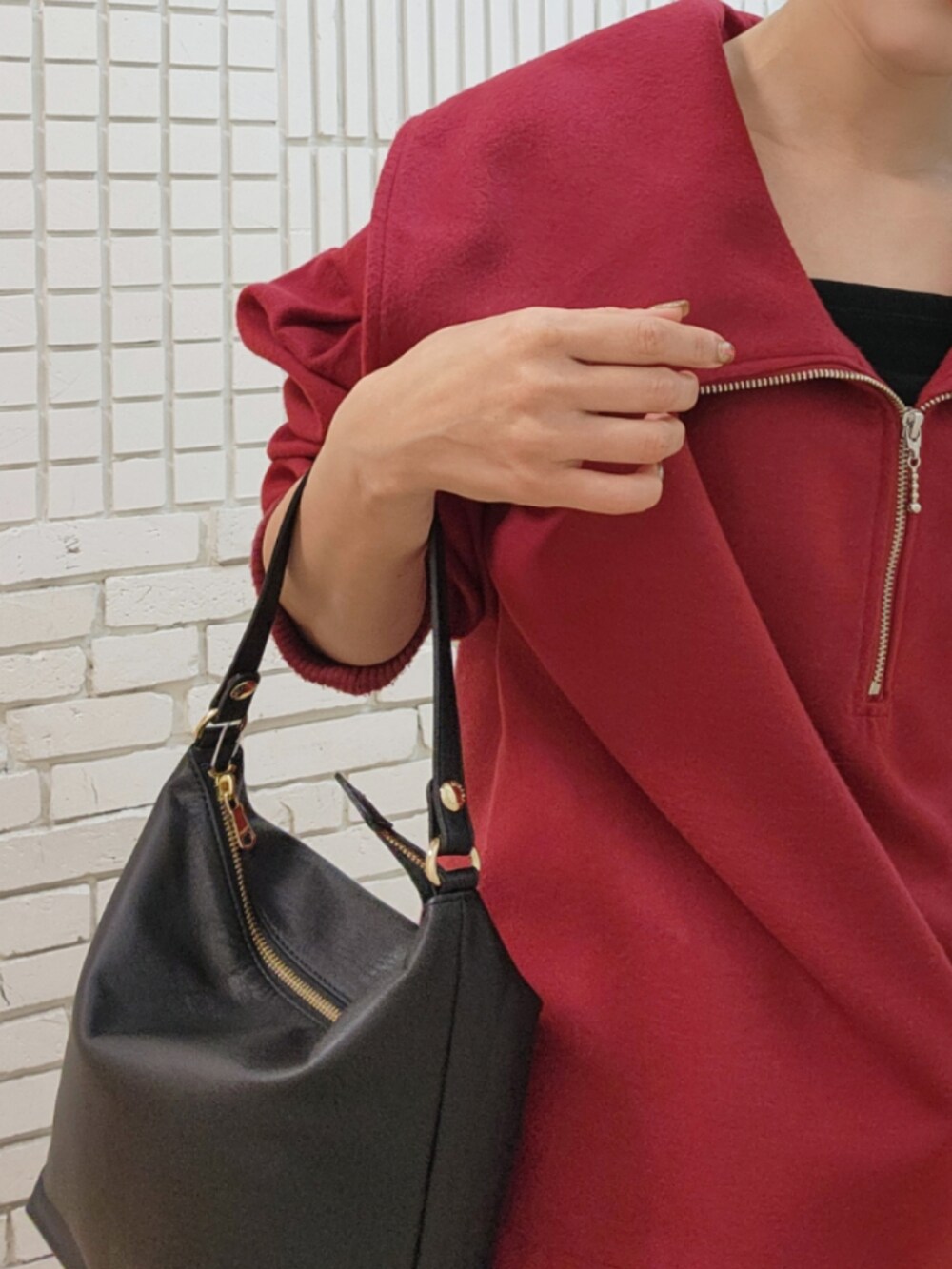 ブラック系のショルダーバッグを着用したレディースの秋コーディネートの7枚目の写真