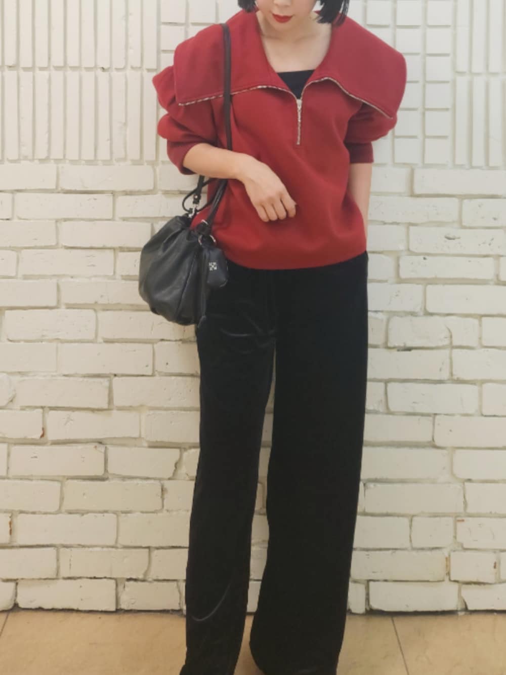 ブラック系のショルダーバッグ、ブラック系のチャームを着用したレディースの秋コーディネートの3枚目の写真