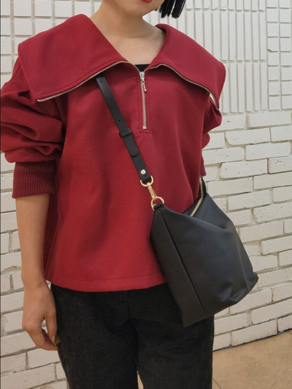 ブラック系のショルダーバッグを着用したレディースの秋コーディネートの10枚目の写真