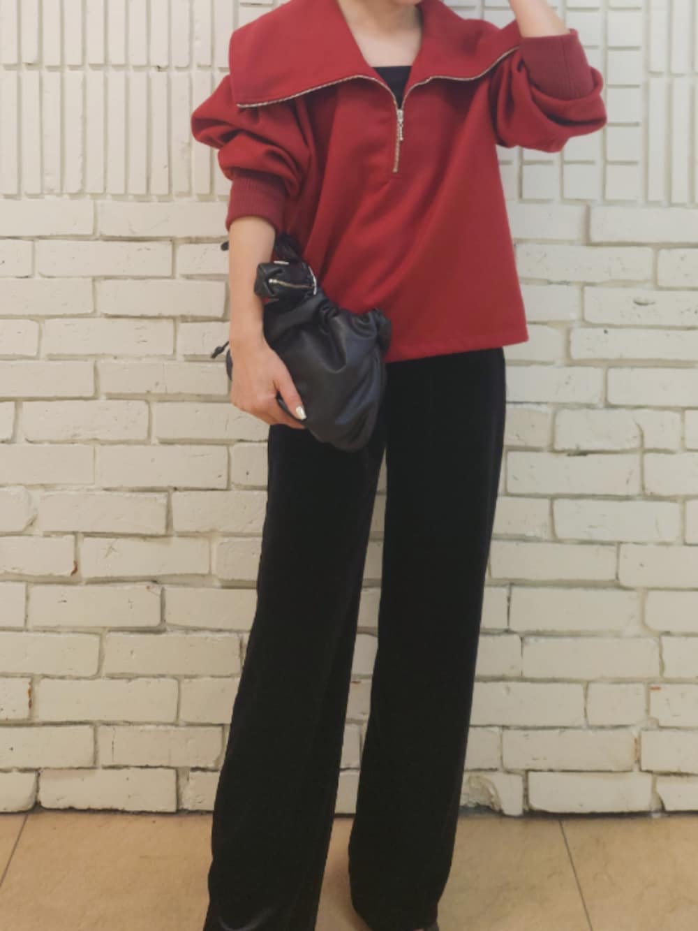 ブラック系のショルダーバッグ、ブラック系のチャームを着用したレディースの秋コーディネートの4枚目の写真