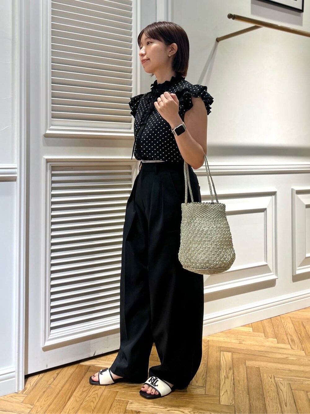 ブラック系のシャツ/ブラウス、ブラック系のその他パンツ、シルバー系のトートバッグを着用したレディースの春コーディネートの3枚目の写真