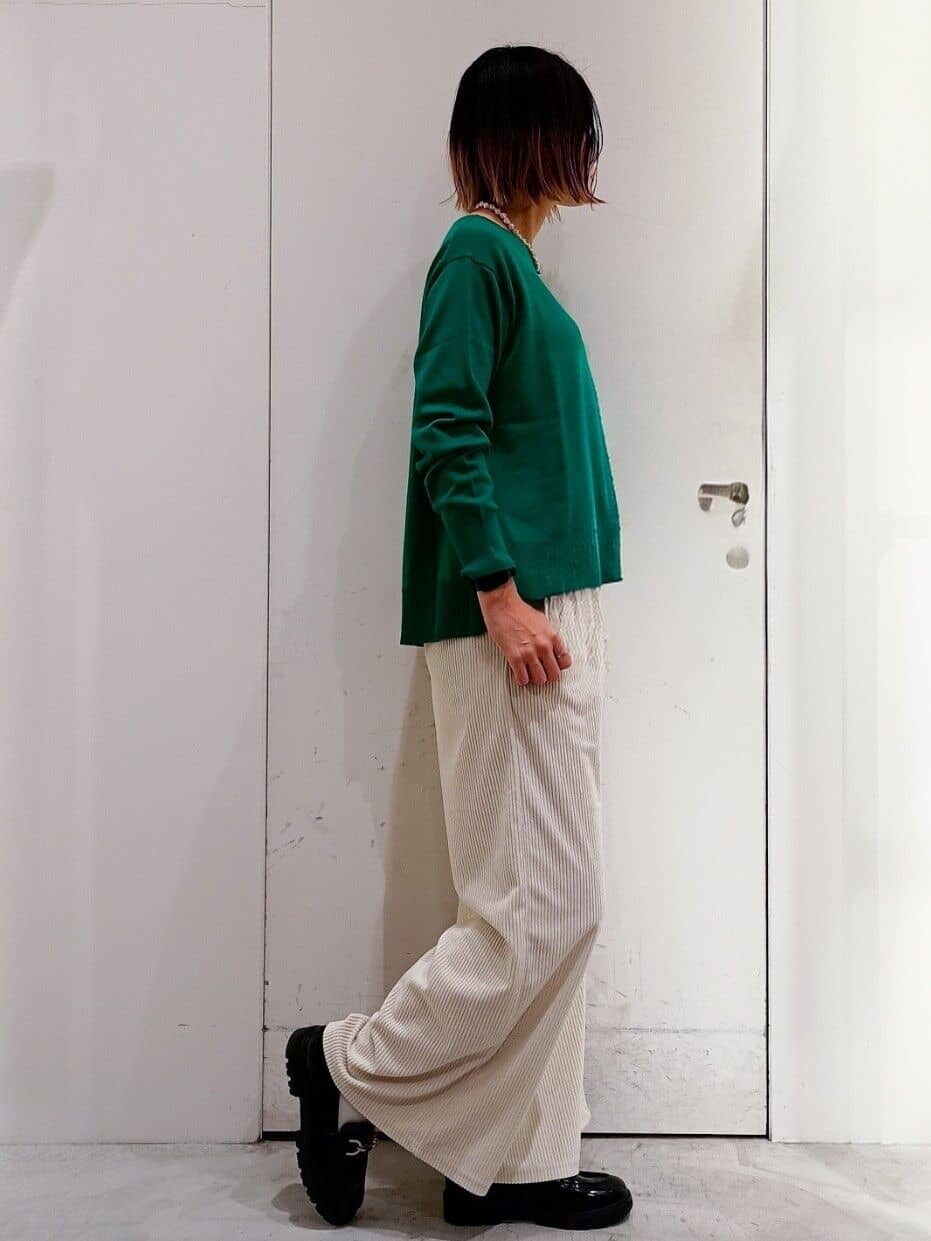 ホワイト系のカーディガン/ボレロ、グリーン系のニット/セーター、ホワイト系のその他パンツを着用したレディースの冬コーディネートの4枚目の写真
