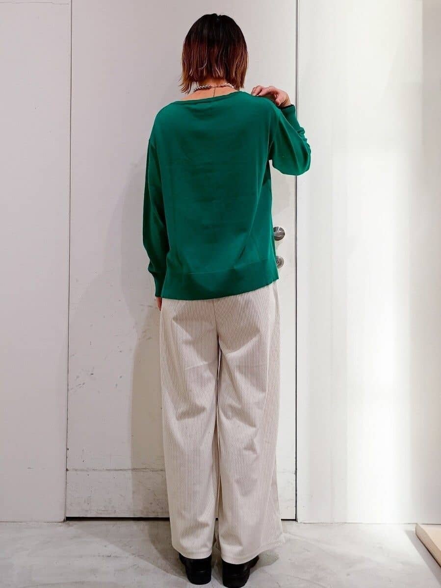 グリーン系のニット/セーター、ホワイト系のその他パンツ、ホワイト系のトートバッグを着用したレディースの冬コーディネートの3枚目の写真
