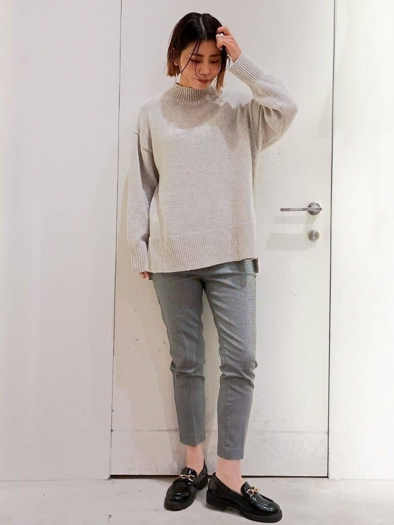 グレー系のニット/セーター、ブラック系のその他パンツ、ブラック系のショルダーバッグを着用したレディースの冬コーディネートの2枚目の写真