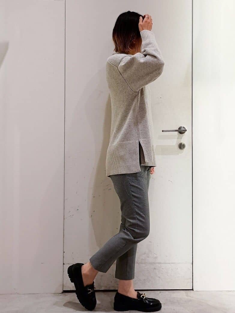 グレー系のニット/セーター、ブラック系のその他パンツ、ブラック系のショルダーバッグを着用したレディースの冬コーディネートの3枚目の写真