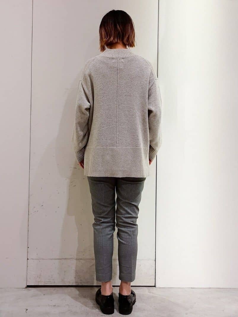 グレー系のニット/セーター、ブラック系のその他パンツ、ブラック系のショルダーバッグを着用したレディースの冬コーディネートの4枚目の写真