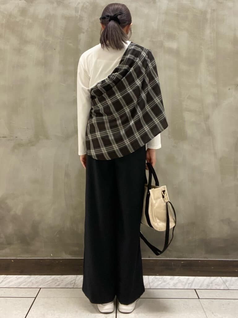 ブラウン系のシャツ/ブラウス、ホワイト系のTシャツ/カットソー、ブラック系のその他パンツを着用したレディースの秋コーディネートの3枚目の写真