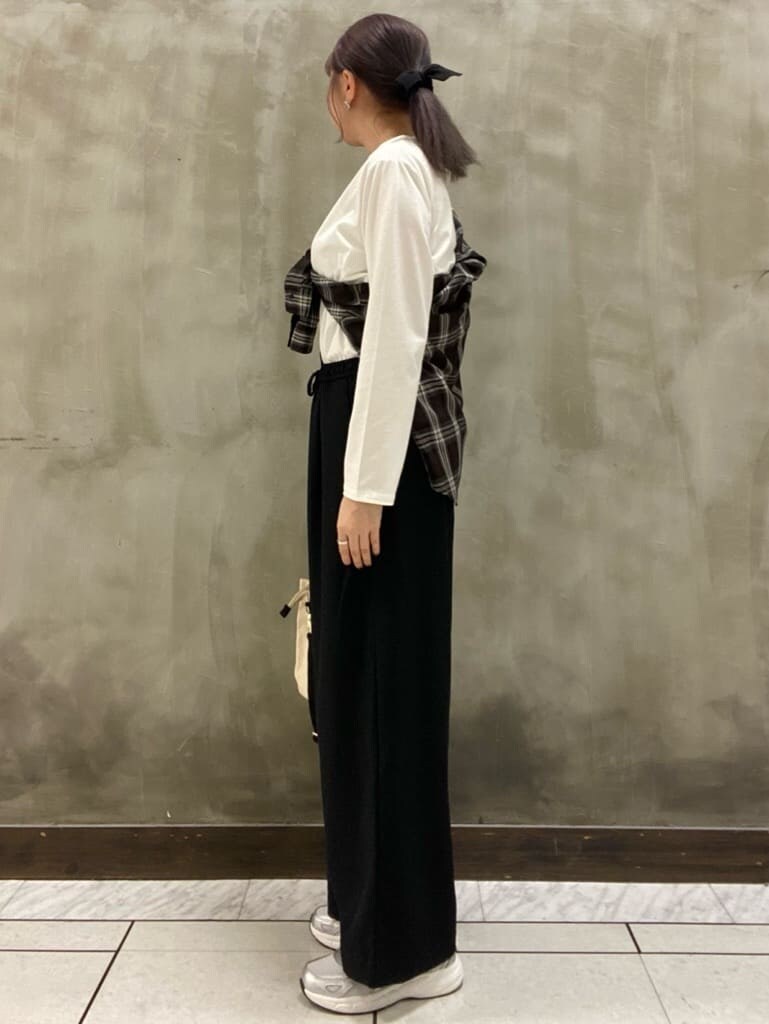 ブラウン系のシャツ/ブラウス、ホワイト系のTシャツ/カットソー、ブラック系のその他パンツを着用したレディースの秋コーディネートの2枚目の写真