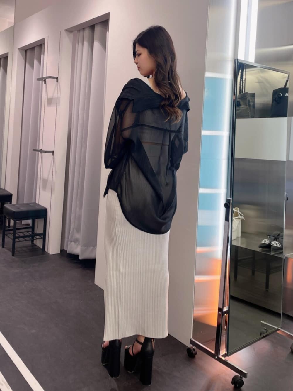 ブラック系のシャツ/ブラウス、グレー系のワンピース、ブラック系のサンダルを着用したレディースの春コーディネートの3枚目の写真