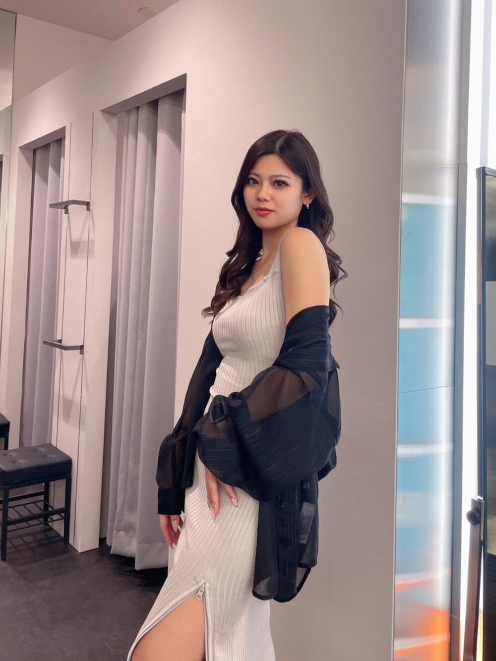 ブラック系のシャツ/ブラウス、グレー系のワンピース、ブラック系のサンダルを着用したレディースの春コーディネートの5枚目の写真